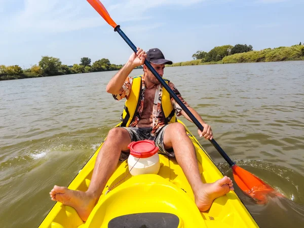 Jovem Canoa Fazendo Canoagem Parque Natural Catalunha Rio Lado Praia — Fotografia de Stock