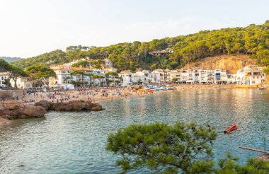 Tamariu plajı, Palafrugell kasabasında yaz günbatımında. Girona, Costa Brava Akdeniz 'de