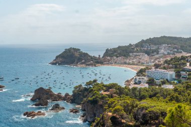 Tossa de Mar 'ın yazın havadan görünüşü, Girona Akdeniz' de Katalonya 'nın Kosta Brava' sı üzerine
