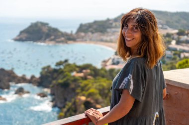 Tossa de Mar 'a bakış açısıyla bakan genç bir turist, Girona Akdeniz' de Katalonya 'nın Costa Brava' sı üzerine