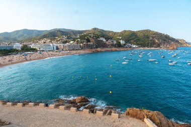 Tossa de Mar kasabasının yazın kaleden görünüşü, Girona Akdeniz 'deki Costa Brava of Catalonia