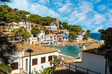 Yazın Begur kıyısındaki Sa Tuna Sahili 'nin havadan görünüşü, Akdeniz' de Katalonya 'nın Costa Brava' sı Girona.