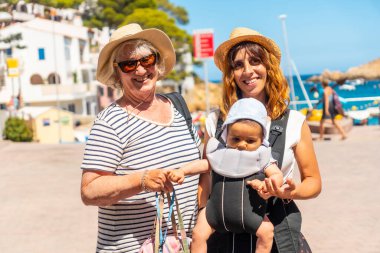 Yazın Begur sahilinde Sa Tuna sahilinde bir aile, Akdeniz 'de Katalonya' nın Costa Brava 'sında Girona.