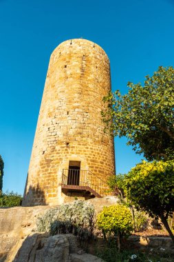 Torre de Dost Ortaçağ köyü, günbatımında tarihi merkezin sokakları, Akdeniz 'de Katalonya' nın Kosta Brava 'sı Girona