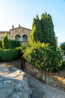 Dost sokakları ortaçağ kasabası, günbatımında tarihi merkezin sokakları, Akdeniz 'de Katalonya' nın Kosta Brava 'sı Girona