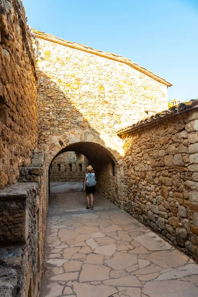 Una Giovane Donna Che Passeggia Nel Borgo Medievale Pals Strade — Foto Stock