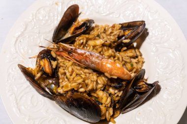 Deniz ürünleri paellası, geleneksel İspanyol Akdeniz mutfağı. Midyeli pilav, karides ve kalamar.