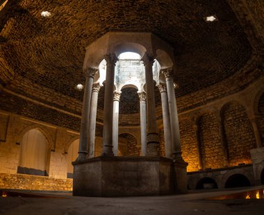 Girona ortaçağ kenti, Banys Arapları veya Arap hamamlarında insanlar olmadan, Akdeniz 'de Katalonya' dan Costa Brava. İspanya