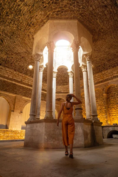 Girona Città Medievale Giovane Turista All Interno Dei Banys Arabi — Foto Stock