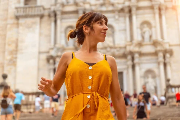 Girona Cidade Medieval Jovem Turista Laranja Férias Catedral Girona Costa — Fotografia de Stock