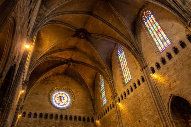 Ortaçağ kenti, Katedral içindeki çatı ve sütunlar, Akdeniz 'deki Katalonya' nın Costa Brava 'sı. İspanya
