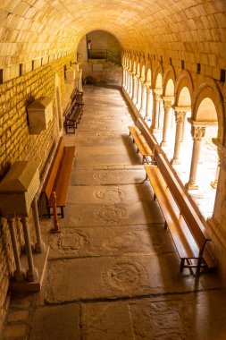 Ortaçağ kenti, Katedral 'in avlusundaki sütunlar koridoru, Akdeniz' deki Katalonya 'lı Costa Brava. İspanya