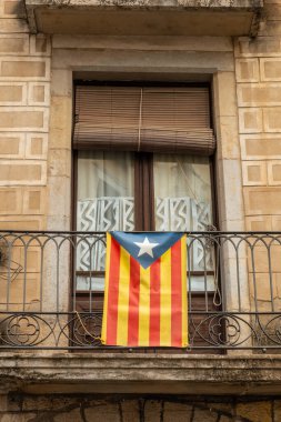 Girona Ortaçağ kenti, sarı unsurlar ve siyasi çatışmayla dayanışma içindeki bağlar, Akdeniz 'deki Katalonya Kosta Brava. İspanya