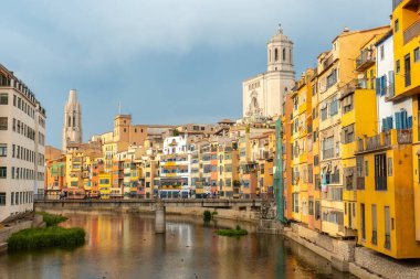 Ortaçağ kenti, bazilika ve Onyar Nehri 'ndeki renkli evlerin yanındaki katedral, Akdeniz' deki Katalonya 'lı Costa Brava. İspanya