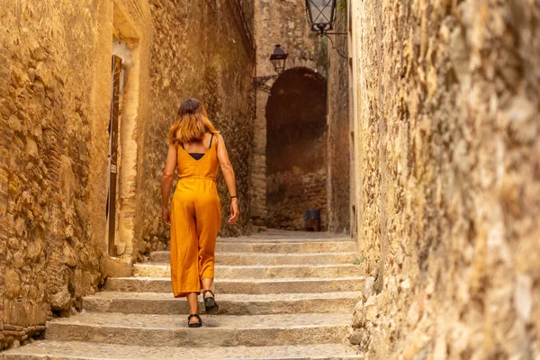 Girona Μεσαιωνική Πόλη Μια Νεαρή Γυναίκα Ανεβαίνει Τις Σκάλες Των — Φωτογραφία Αρχείου
