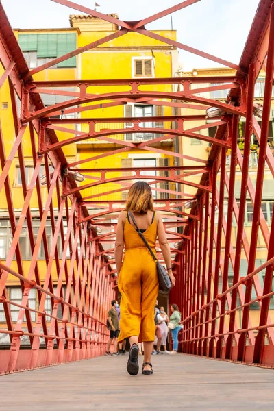 Girona Medeltida Stad Ung Orange Turist Den Berömda Röda Bron — Stockfoto