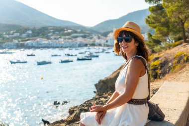 Kadavra 'da yaz tatilinde olan genç bir kadın, Catalonia' lı Costa Brava, Gerona, Akdeniz. İspanya