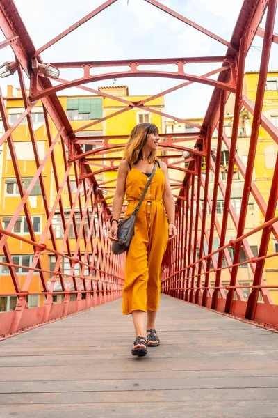 Girona Középkori Város Egy Fiatal Narancssárga Turista Híres Piros Hídon — Stock Fotó