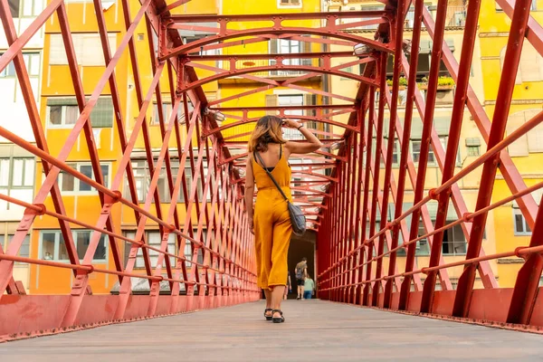 Girona Cidade Medieval Jovem Turista Caminhando Famosa Ponte Vermelha Pont — Fotografia de Stock