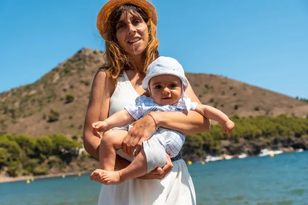 Mother Wearing Hat Her Baby Vacation Cala Montjoi Beach Parc — Stock Photo, Image