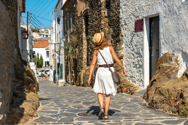 Akdeniz Gerona Katalonya Daki Costa Brava Kadavra Kasabasının Sokaklarında Yürüyen — Stok fotoğraf