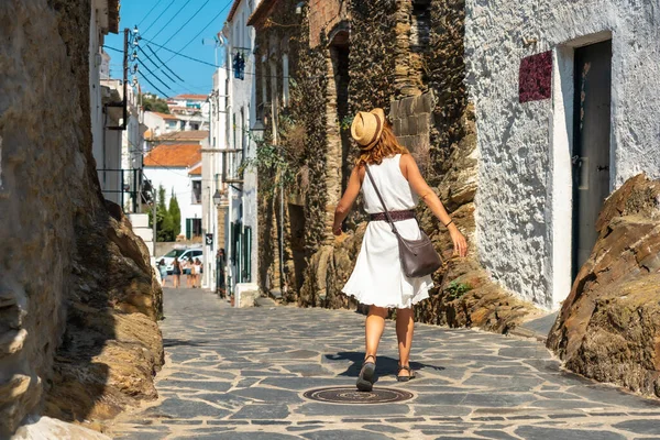 Akdeniz Gerona Katalonya Daki Costa Brava Kadavra Kasabasının Sokaklarında Yürüyen — Stok fotoğraf
