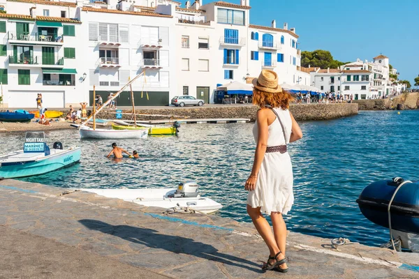 Uma Jovem Férias Longo Costa Cadaques Costa Brava Catalunha Gerona — Fotografia de Stock