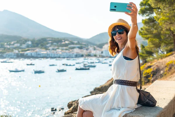 Uma Jovem Férias Tirando Uma Selfie Cadaques Beira Mar Costa — Fotografia de Stock