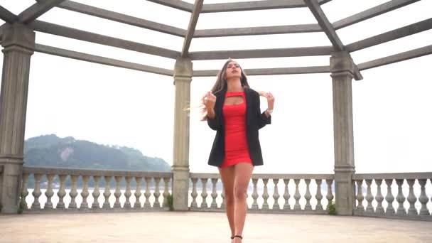 Lifestyle Caucasian Brunette Girl Red Dress Walking Looking Camera Sea — Stock Video