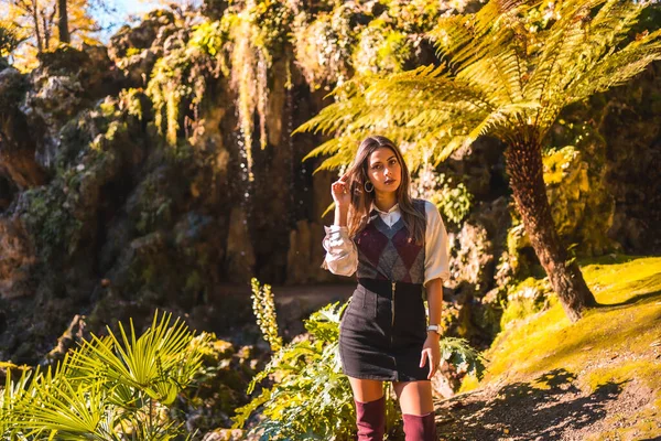 Estilo Vida Outono Uma Menina Branca Morena Estudante Uma Saia — Fotografia de Stock