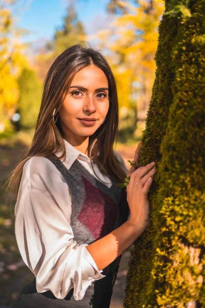 Lifestyle Young Brunette Caucasian College Girl Park Next Tree One — Stock Photo, Image