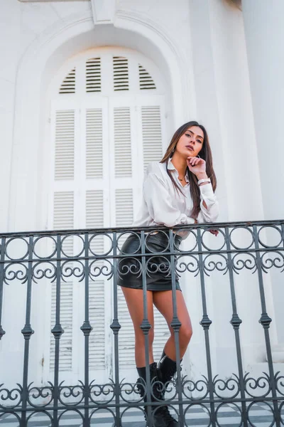 Lifestyle Une Jeune Brune Jupe Cuir Shirt Blanc Sur Balcon — Photo