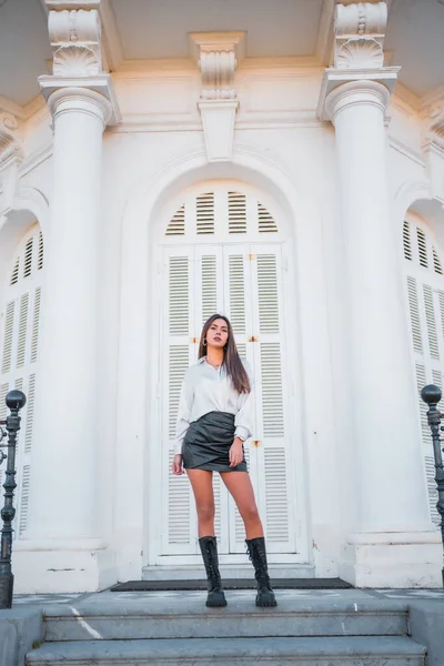 Estilo Vida Uma Jovem Morena Uma Saia Couro Preto Camisa — Fotografia de Stock