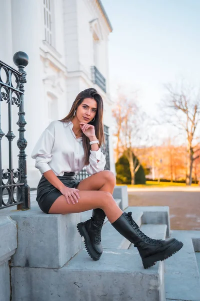 Estilo Vida Pose Elegante Uma Jovem Morena Uma Saia Couro — Fotografia de Stock