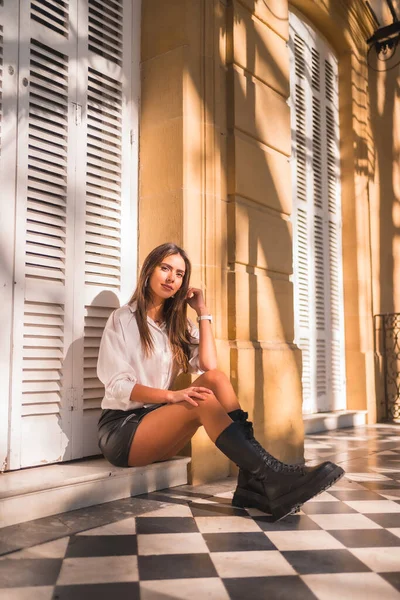 Lifestyle Eine Junge Brünette Schwarzem Lederrock Und Weißem Hemd Sitzt — Stockfoto