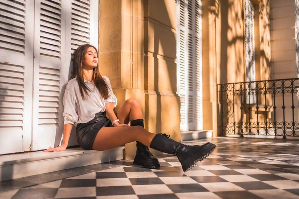 Lifestyle Una Joven Morena Con Falda Cuero Negro Camisa Blanca — Foto de Stock