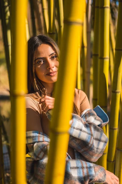 Autumn Lifestyle Junge Kaukasische Brünette Mit Kariertem Wollpullover Hinter Ein — Stockfoto