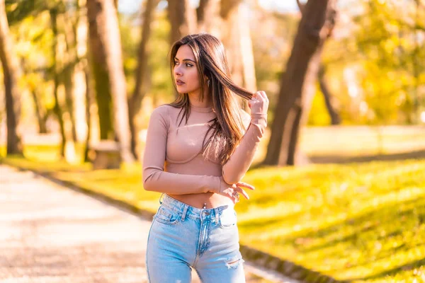 Lifestyle Junge Kaukasische Brünette Rosa Pullover Und Jeans Die Herbst — Stockfoto