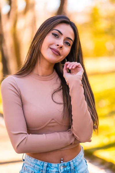 Lifestyle Portrait Caucasian Model Pink Sweater Jeans Walking Park Autumn — Stock Photo, Image