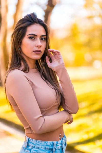 Estilo Vida Retrato Una Modelo Morena Suéter Rosa Jeans Caminando — Foto de Stock