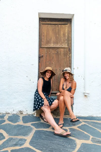 Girlfriends Summer Enjoying Holidays Caucasian Girls Sitting Door Enjoying Heat — Stock Photo, Image