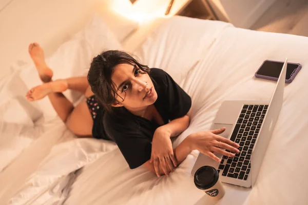 Rahatlamış Seksi Esmer Kız Yatağında Bilgisayar Kahveyle — Stok fotoğraf
