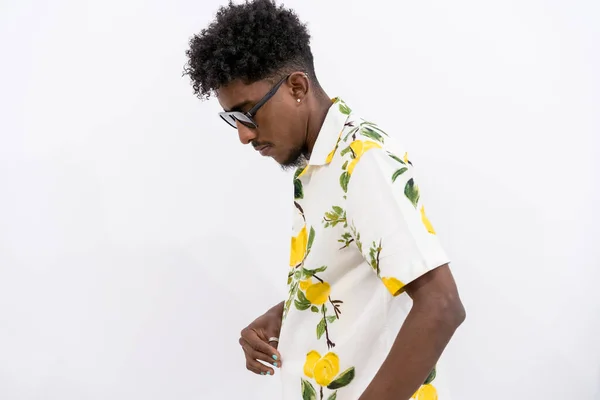Młody Kubańczyk Kwiatowej Koszuli Okularach Słonecznych Tańczący Białym Tle — Zdjęcie stockowe