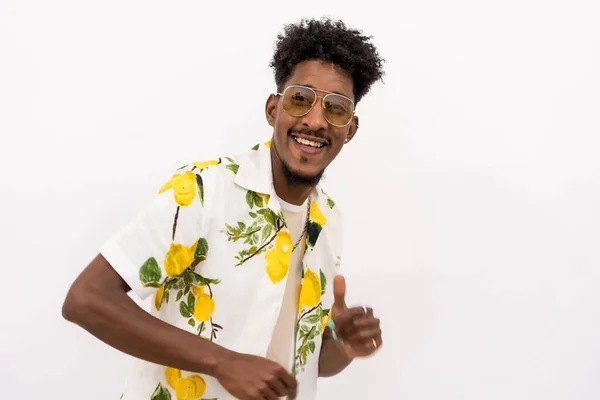 Jovem Cubano Com Uma Camisa Flor Branca Verde Óculos Sorrindo — Fotografia de Stock