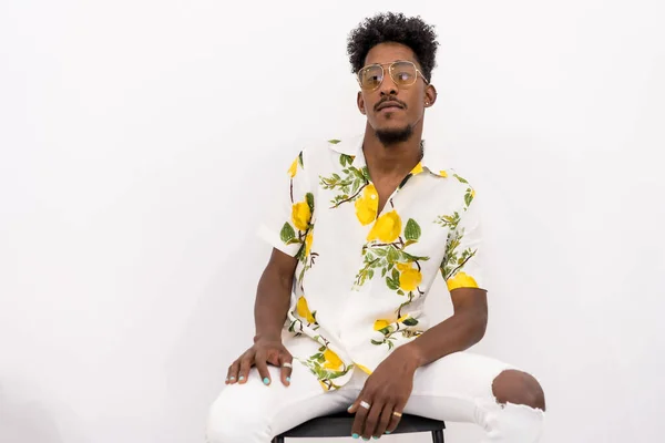 Nuori Kuubalainen Kiharatukkainen Mies Istuu Valkoisessa Kukkivassa Paidassa Laseissa Poseerasi — kuvapankkivalokuva