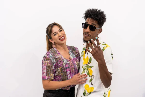 Casal Menino Preto Uma Menina Caucasiana Fundo Branco Camisas Flores — Fotografia de Stock