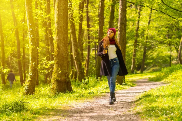 Siyah Ceketli Eşarplı Kırmızı Yün Şapkalı Latin Kız Sonbahar Parkında — Stok fotoğraf