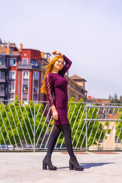 Mor Elbiseli Siyah Çizmeli Güzel Bir Kadın Şehirdeki Bir Parkta — Stok fotoğraf