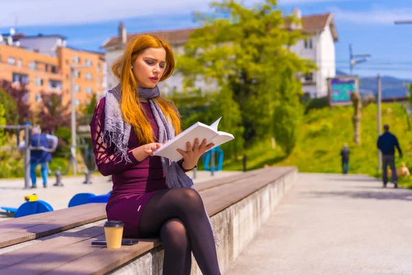 Bella Donna Abito Viola Sciarpa Leggere Libro Parco Della Città — Foto Stock