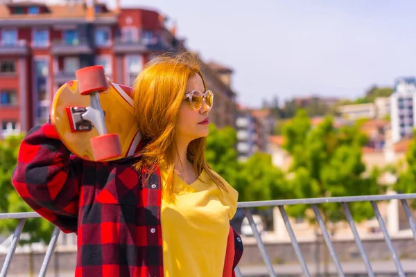 Mulher Skatista Uma Camisa Amarela Camisa Xadrez Vermelho Óculos Sol — Fotografia de Stock